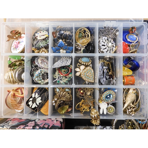 912 - A large collection of vintage costume jewellery to include a frog and budgie brooch, beads and other... 