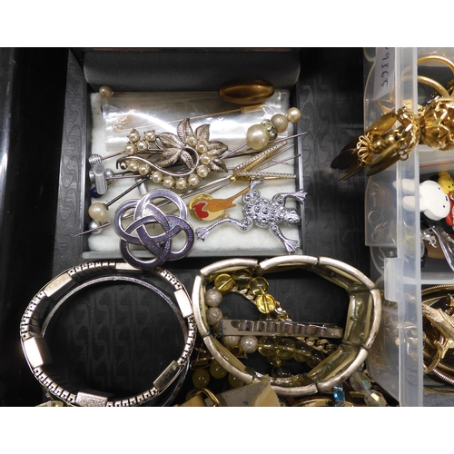 912 - A large collection of vintage costume jewellery to include a frog and budgie brooch, beads and other... 