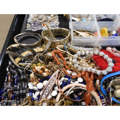 912 - A large collection of vintage costume jewellery to include a frog and budgie brooch, beads and other... 