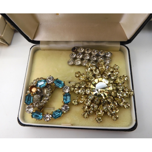 918 - A Kramer flower brooch, and a collection of vintage costume jewellery to include faux pearls beads, ... 