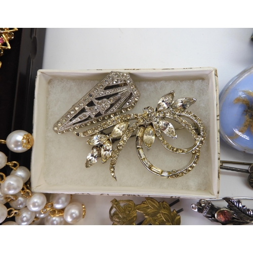 918 - A Kramer flower brooch, and a collection of vintage costume jewellery to include faux pearls beads, ... 