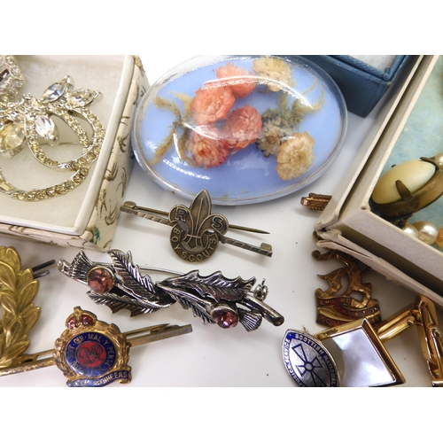 918 - A Kramer flower brooch, and a collection of vintage costume jewellery to include faux pearls beads, ... 