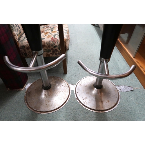 90 - A pair of 20th century revolving bar stools on steel bases (2)