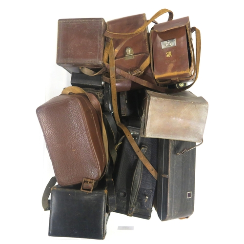 443 - Assorted vintage box Brownie and folding Plate cameras, including models by Kodak, Feca, Agfa, Voigt... 