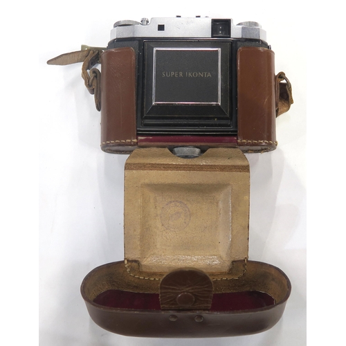 444 - A variety of vintage cameras, including a Zeiss Ikon Super Ikonta rangefinder model, folding example... 