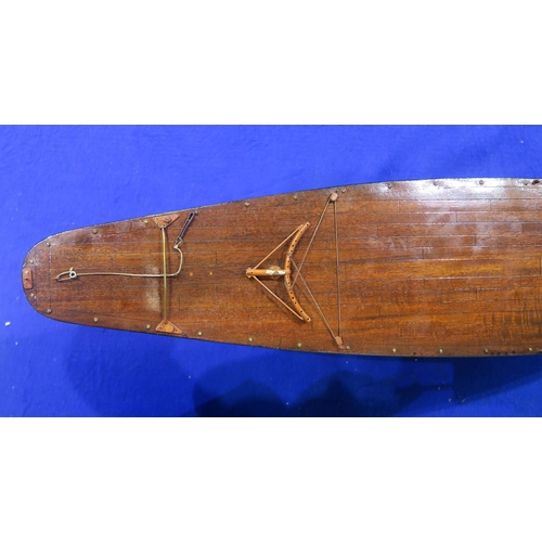 452 - An early-20th century pond yacht, with weighted keel and fitted canvas carry case, measuring approx.... 