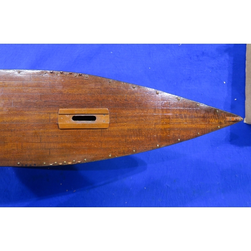 452 - An early-20th century pond yacht, with weighted keel and fitted canvas carry case, measuring approx.... 