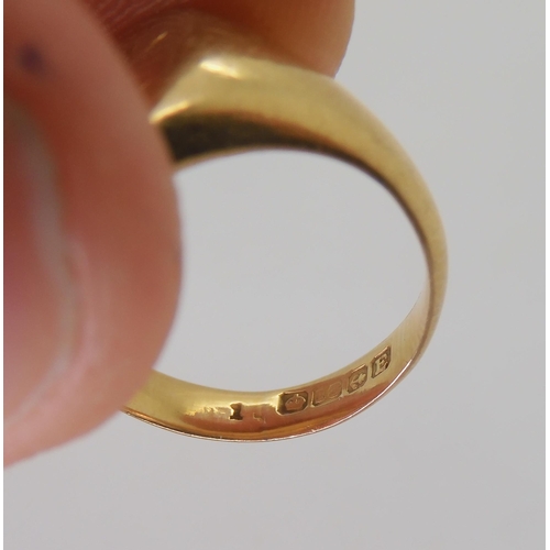 555 - An 18ct gold signet ring, hallmarked Birmingham 1853, finger size N1/2, weight 8.2gms 