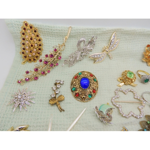 668 - A collection of vintage costume brooches, silver and white metal jewellery to include a Pontin's bro... 