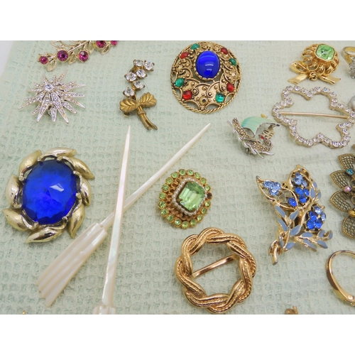 668 - A collection of vintage costume brooches, silver and white metal jewellery to include a Pontin's bro... 