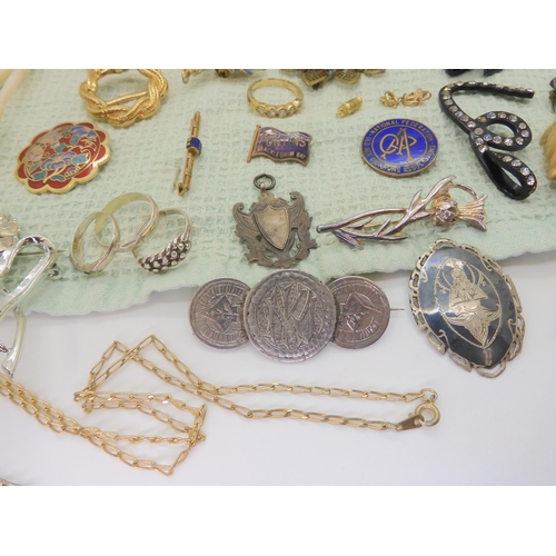 668 - A collection of vintage costume brooches, silver and white metal jewellery to include a Pontin's bro... 