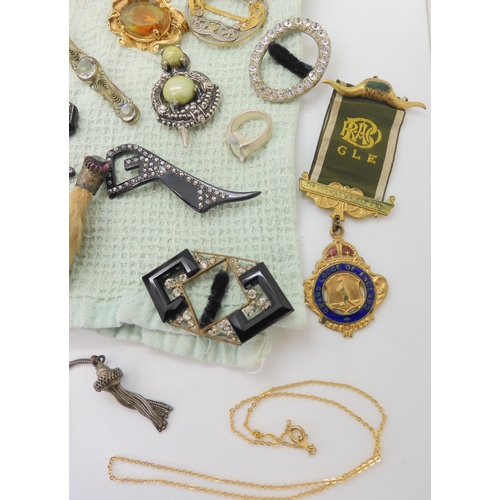 668 - A collection of vintage costume brooches, silver and white metal jewellery to include a Pontin's bro... 