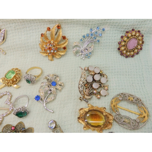 668 - A collection of vintage costume brooches, silver and white metal jewellery to include a Pontin's bro... 