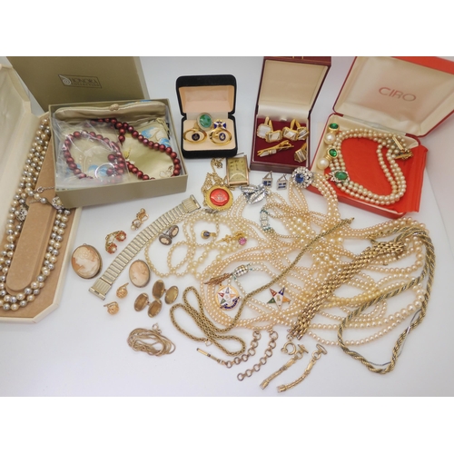 670 - A collection of vintage costume jewellery to include two white metal mounted cameos, faux pearls wit... 