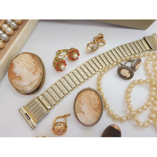 670 - A collection of vintage costume jewellery to include two white metal mounted cameos, faux pearls wit... 