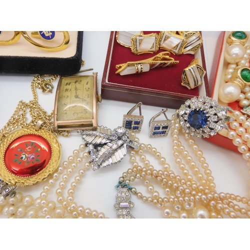 670 - A collection of vintage costume jewellery to include two white metal mounted cameos, faux pearls wit... 