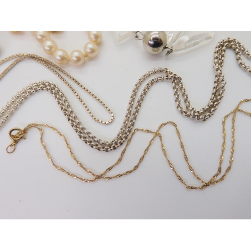 683 - A 9ct gold fine rope chain, weight 0.8gms, a silver bangle with Chester hallmarks for 1955, further ... 