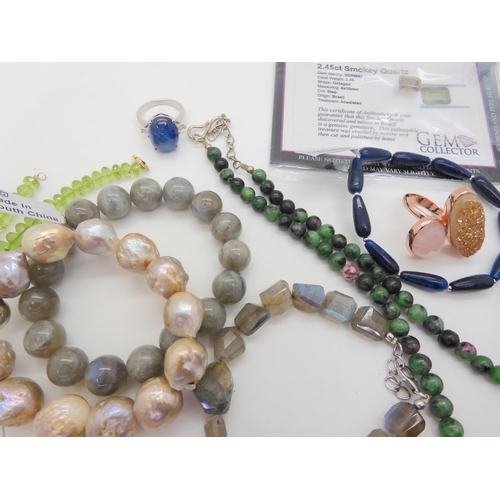 686 - A string of kyanite beads, bracelet and ring, a string of facet cut peridot beads, a silver druzy qu... 