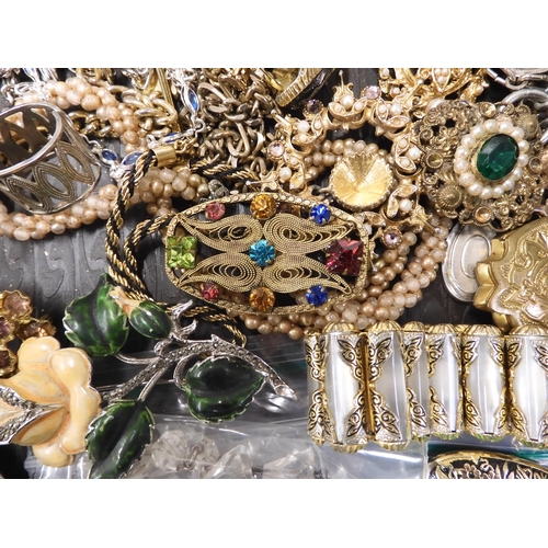 698 - A large collection of vintage costume jewellery to include a Bakelite snake bangle, peridot beads, i... 