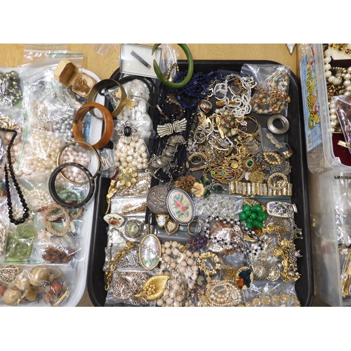 698 - A large collection of vintage costume jewellery to include a Bakelite snake bangle, peridot beads, i... 