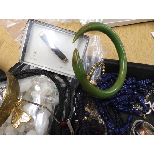 698 - A large collection of vintage costume jewellery to include a Bakelite snake bangle, peridot beads, i... 