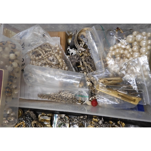 698 - A large collection of vintage costume jewellery to include a Bakelite snake bangle, peridot beads, i... 