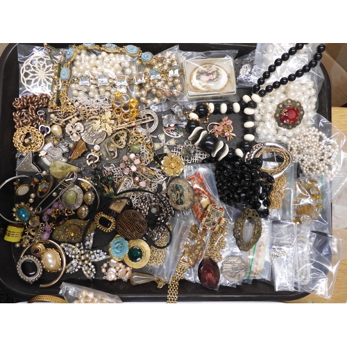 700 - A large collection of vintage costume jewellery to include, pearls, vintage beads, brooches a souven... 