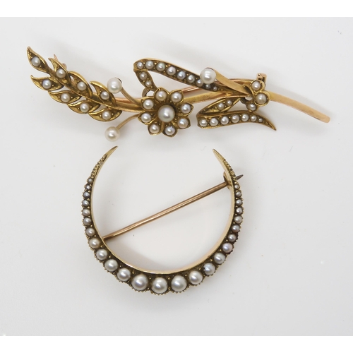 2799 - TWO VINTAGE PEARL BROOCHESto include a crescent moon brooch, stamped 15ct and set with split pearls ... 