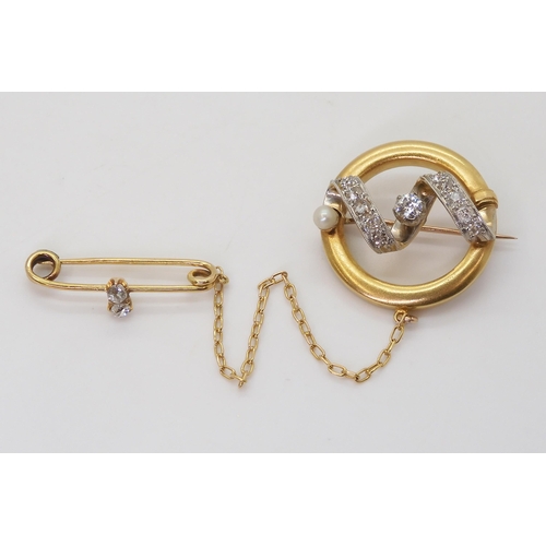 2707 - A CHAIN LINKED DOUBLE BROOCHset with old cut diamonds and a pearl, set throughout in yellow and whit... 