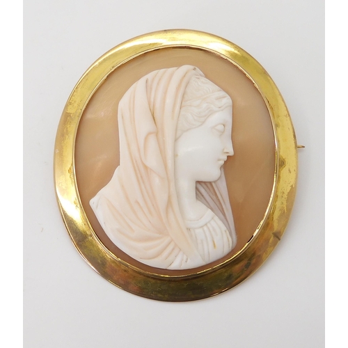 2727 - A 9CT GOLD MOUNTED SHELL CAMEOcraftsman carved with the Virgin Mary, in a 9ct gold brooch mount. Dim... 