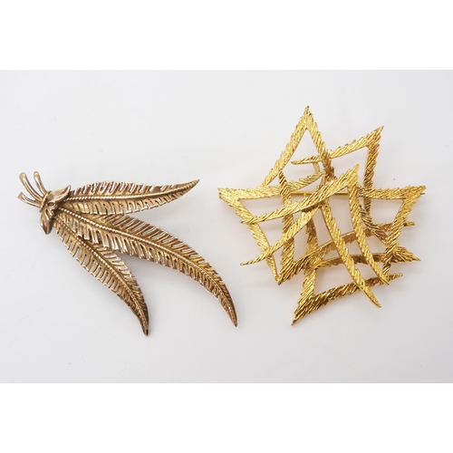 2730 - TWO RETRO BROOCHESa 9ct gold 1963 three leaf brooch, dimensions 6cm x 3.6cm, together with a 1971 ha... 