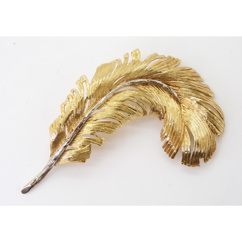 2750 - AN 18CT GOLD FEATHER BROOCHmade from both yellow and white gold with engraved detail. Length 6cm x 4... 