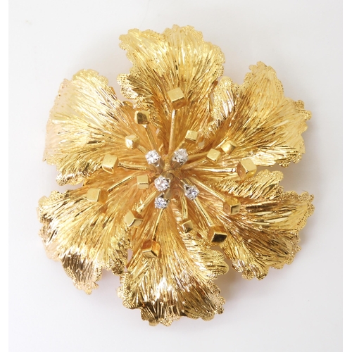 2759 - AN 18CT GOLD RETRO BROOCHin the shape of a flower with diamond set stamens, diameter approx 4cm, wei... 