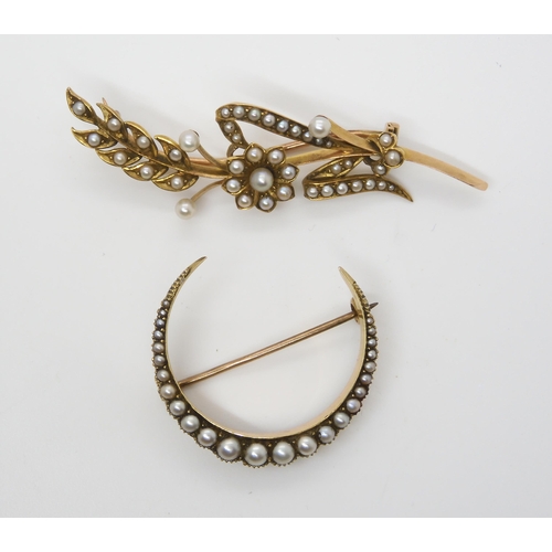 2799 - TWO VINTAGE PEARL BROOCHESto include a crescent moon brooch, stamped 15ct and set with split pearls ... 