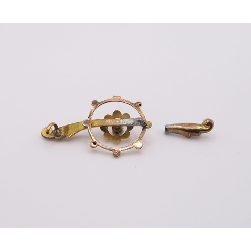 607 - A collection of 9ct items, a yellow metal locket with a 9ct gold chain, length 50cm, a 9ct curb chai... 