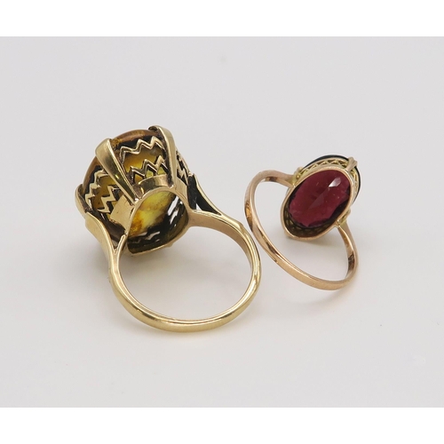 625 - A 9ct gold garnet ring, size P, together with a 9ct amber ring size O, weight together 7.5gms