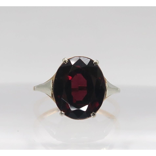 627 - A yellow and white metal garnet ring, size J1/2, weight 2.8gms