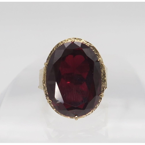 630 - A 9ct gold retro large red gem set ring, size Q1/2, weight 9.6gms