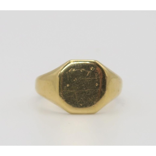 639 - An 18ct gold signet ring, bearing hallmarks for 1923, with inscription to the inner shank dated 1946... 