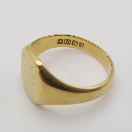 639 - An 18ct gold signet ring, bearing hallmarks for 1923, with inscription to the inner shank dated 1946... 