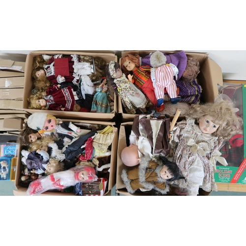 118 - A lot of five boxes of assorted dolls (5)