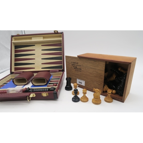 542 - A boxwood chess set in the manner of Jacques and a backgammon set