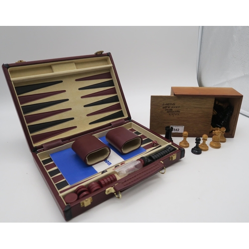 542 - A boxwood chess set in the manner of Jacques and a backgammon set