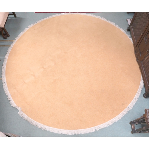 65 - A large peach ground circular rug, 274cm diameter