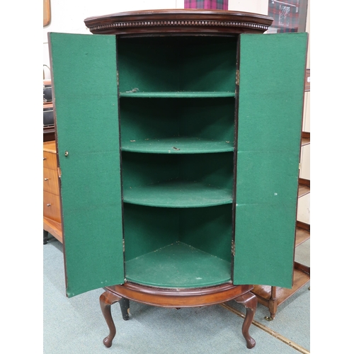 71 - A 20th century mahogany bow front corner cabinet with pair of cabinet doors on cabriole feet, 141cm ... 