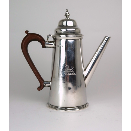 2475 - AN EDWARDIAN SILVER COFFEE POTby Goldsmiths & Silversmiths Company, in the George II style, of s... 