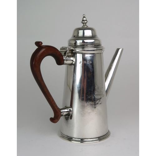 2475 - AN EDWARDIAN SILVER COFFEE POTby Goldsmiths & Silversmiths Company, in the George II style, of s... 