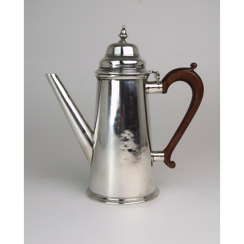 2475 - AN EDWARDIAN SILVER COFFEE POTby Goldsmiths & Silversmiths Company, in the George II style, of s... 