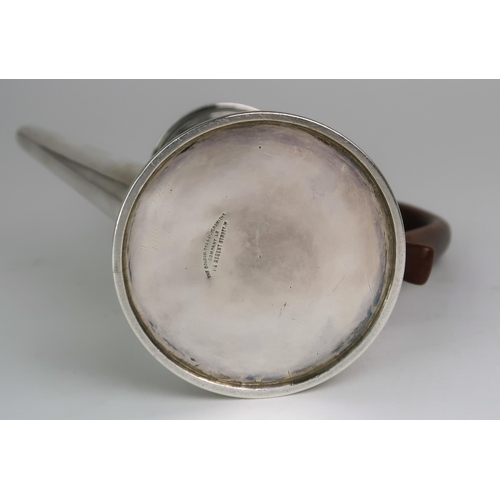 2475 - AN EDWARDIAN SILVER COFFEE POTby Goldsmiths & Silversmiths Company, in the George II style, of s... 