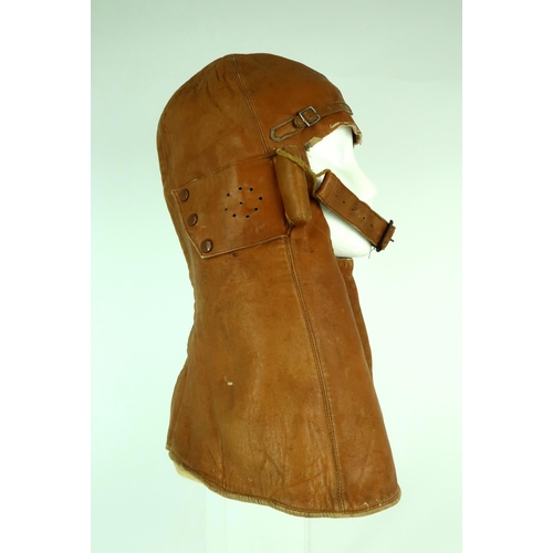 2616 - A WW1 ROYAL FLYING CORPS/AIR FORCE COWL PATTERN LEATHER FLYING HELMETPartially chamois-lined, the fu... 